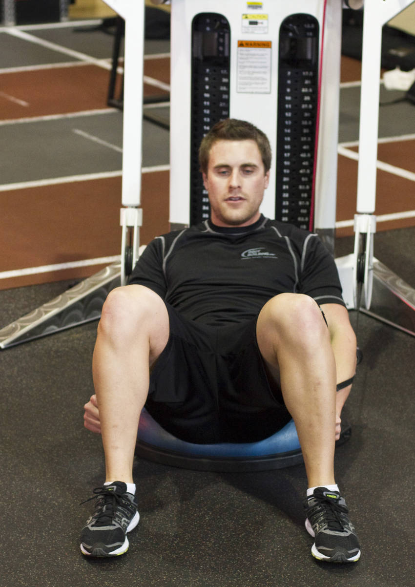 Bosu Ball Cable Crunch With Side Bends — başlangıç pozisyonu