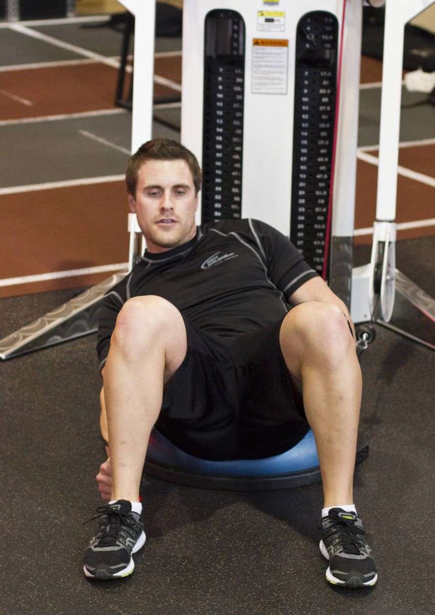 Bosu Ball Cable Crunch With Side Bends — bitiş pozisyonu