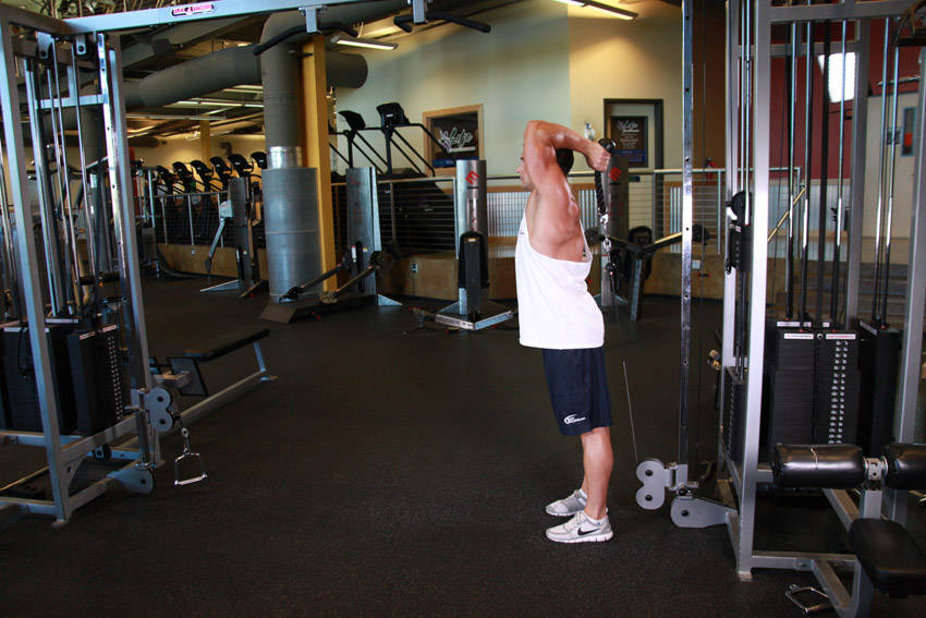 Cable Rope Overhead Triceps Extension — başlangıç pozisyonu