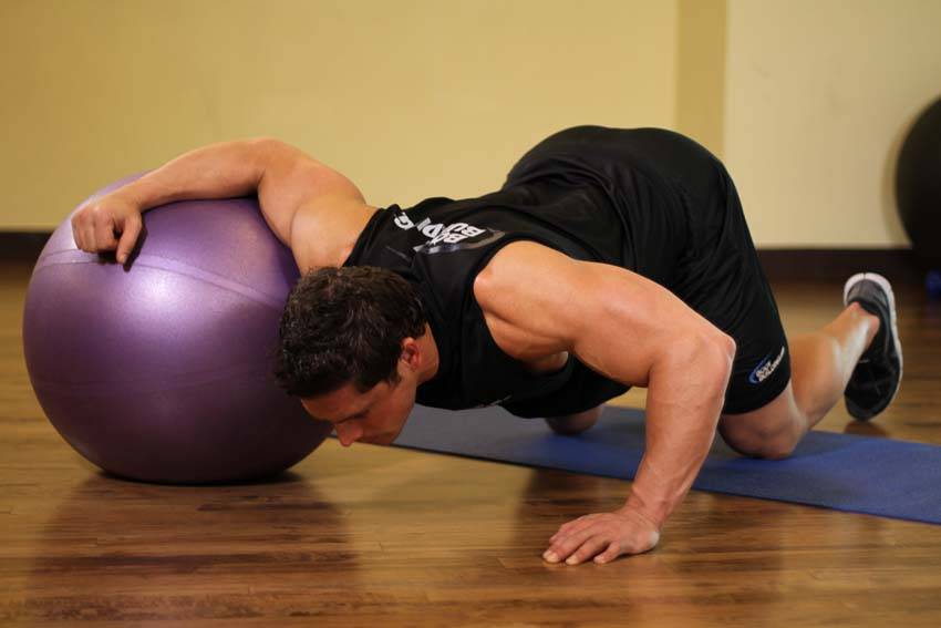 Chest Stretch on Stability Ball — başlangıç pozisyonu