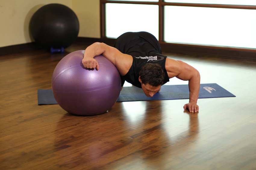 Chest Stretch on Stability Ball — bitiş pozisyonu