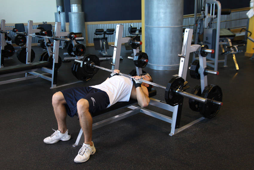 Close-Grip Barbell Bench Press — başlangıç pozisyonu