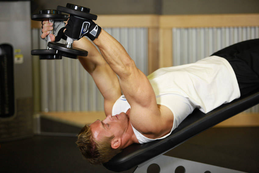 Decline Dumbbell Triceps Extension — başlangıç pozisyonu