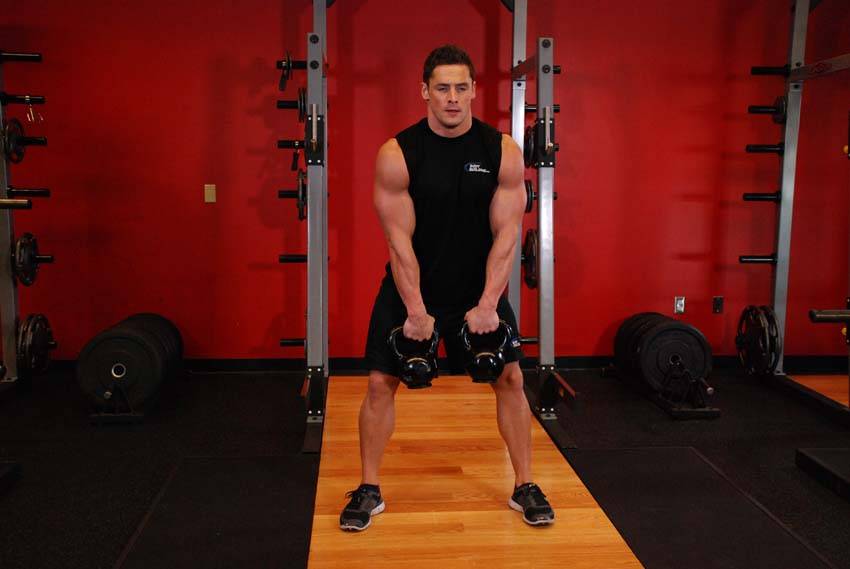 Double Kettlebell Alternating Hang Clean — başlangıç pozisyonu