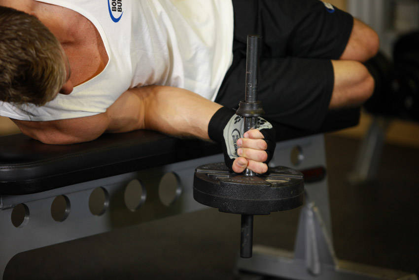 Dumbbell Lying Pronation — başlangıç pozisyonu