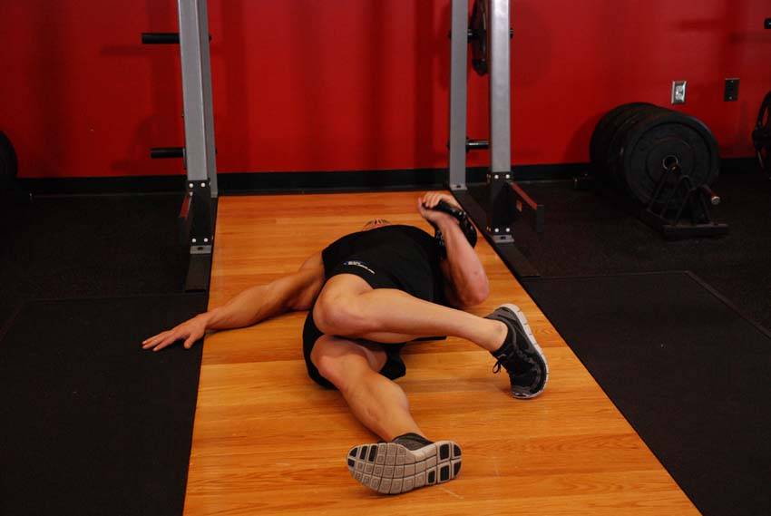 Extended Range One-Arm Kettlebell Floor Press — başlangıç pozisyonu