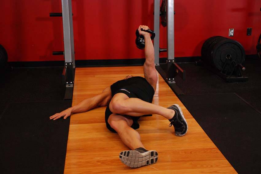 Extended Range One-Arm Kettlebell Floor Press — bitiş pozisyonu