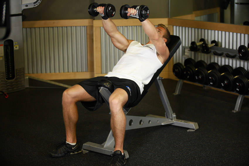 Front Incline Dumbbell Raise — bitiş pozisyonu