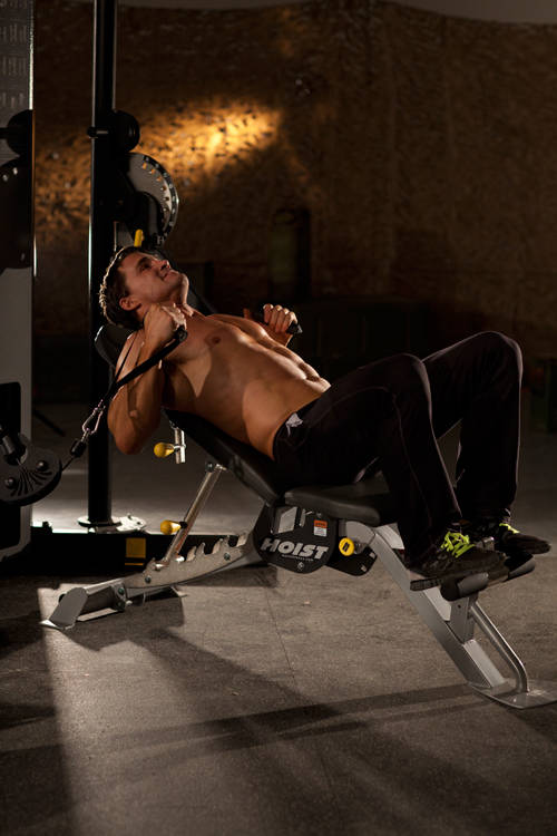 Incline Cable Chest Press — başlangıç pozisyonu