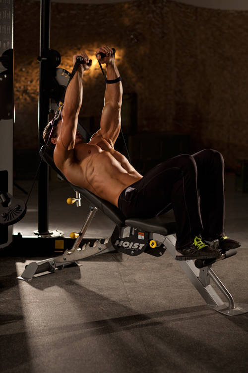 Incline Cable Chest Press — bitiş pozisyonu