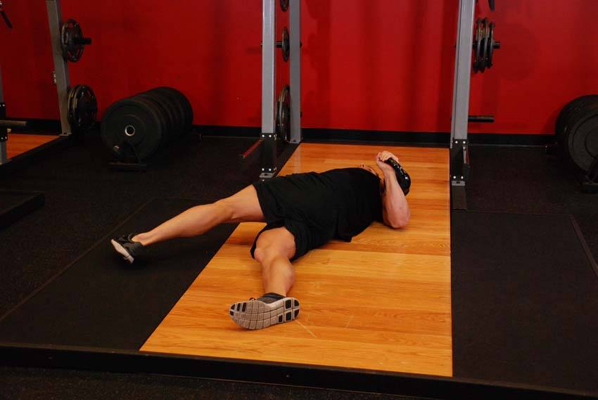 Leg-Over Floor Press — başlangıç pozisyonu