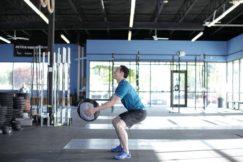 Medicine Ball Scoop Throw — başlangıç pozisyonu