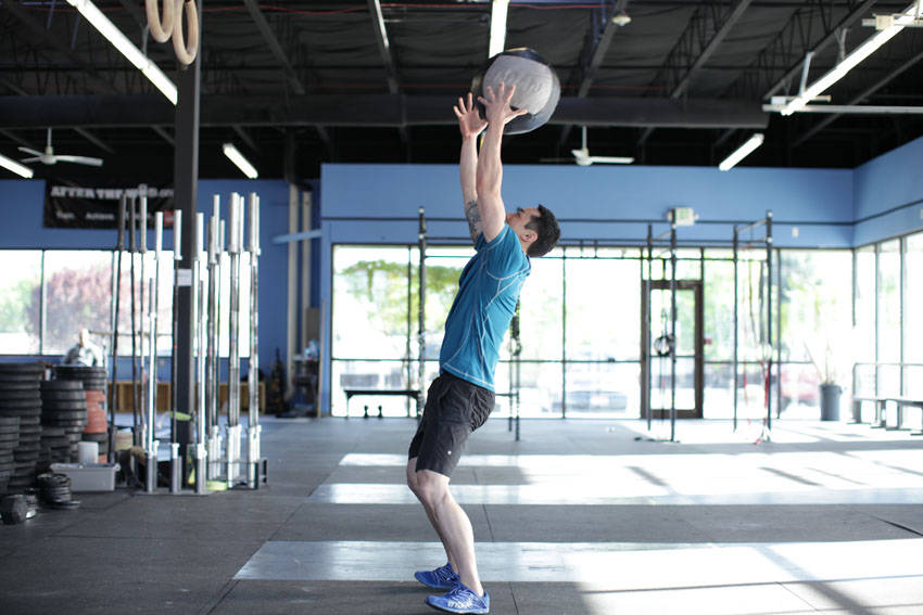 Medicine Ball Scoop Throw — bitiş pozisyonu