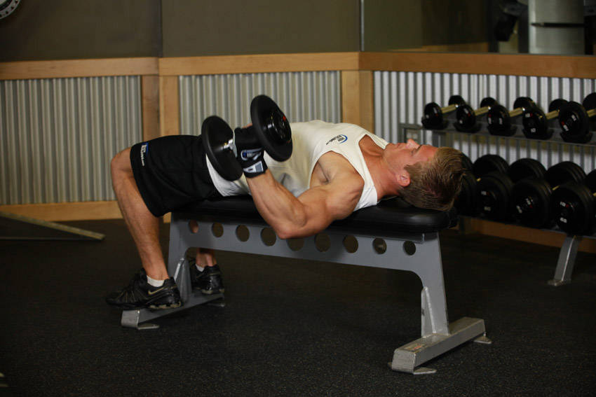 One-Arm Flat Bench Dumbbell Flye — başlangıç pozisyonu
