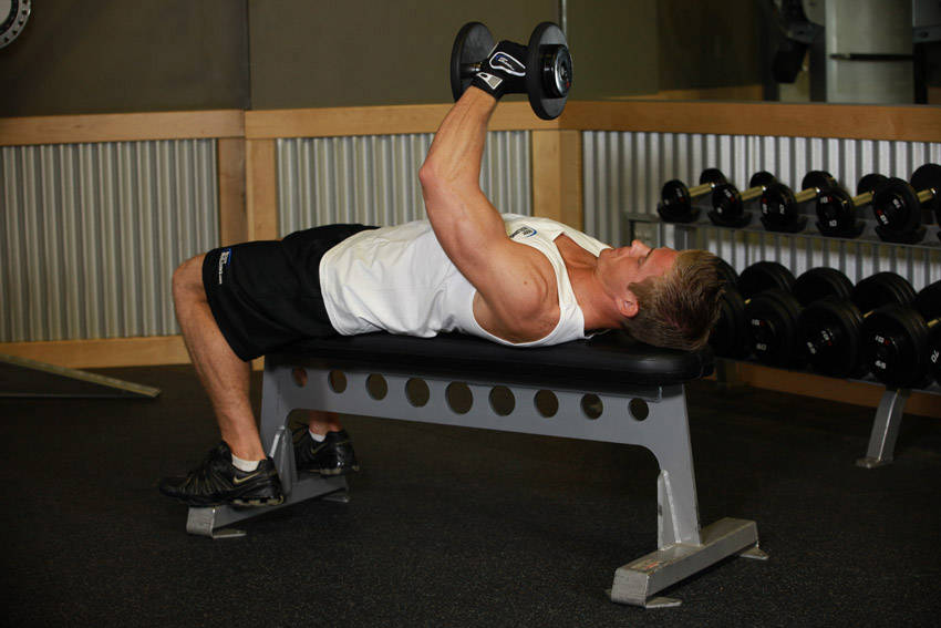 One-Arm Flat Bench Dumbbell Flye — bitiş pozisyonu