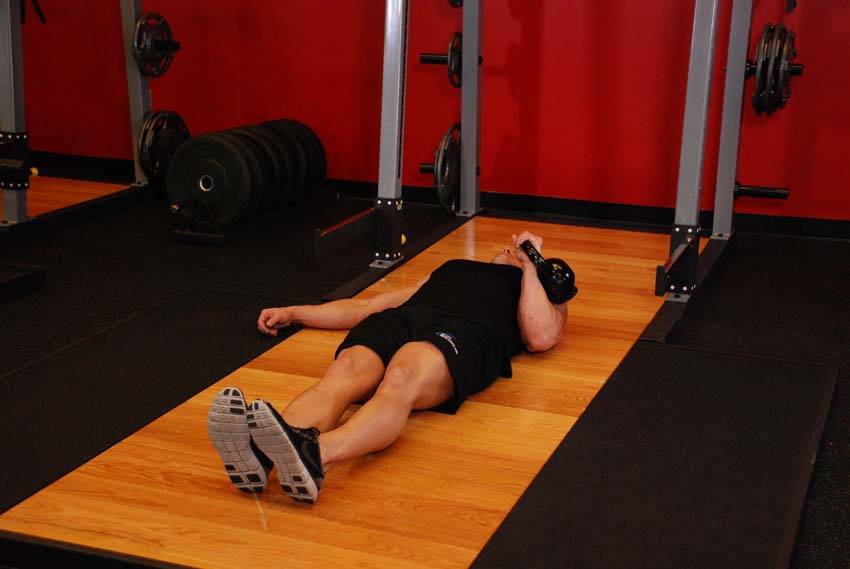 One-Arm Kettlebell Floor Press — başlangıç pozisyonu