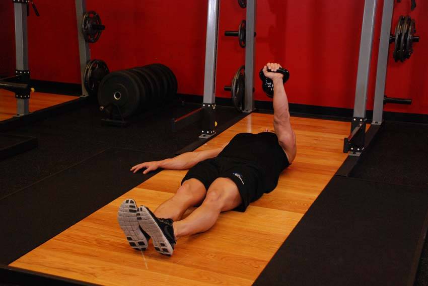 One-Arm Kettlebell Floor Press — bitiş pozisyonu