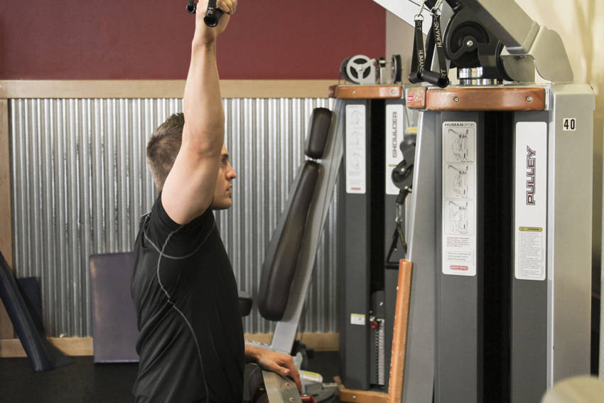 One Arm Lat Pulldown — başlangıç pozisyonu