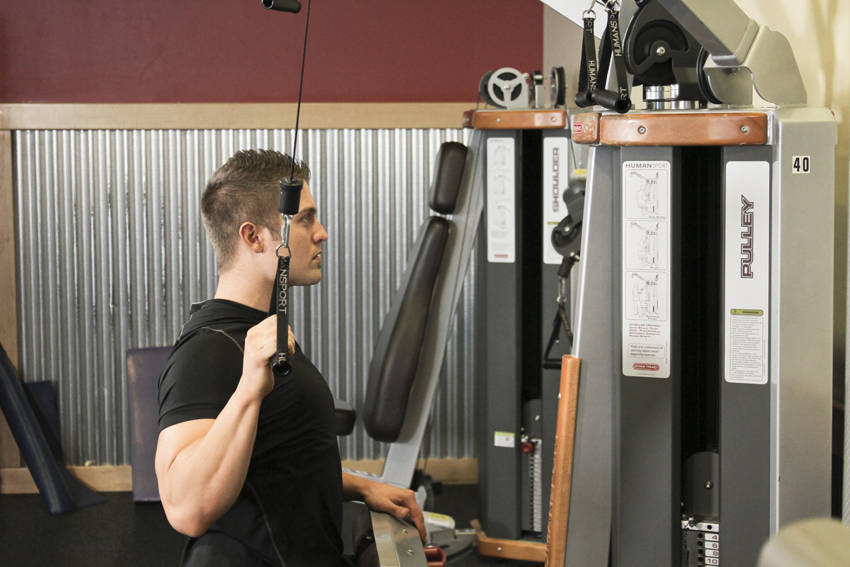 One Arm Lat Pulldown — bitiş pozisyonu