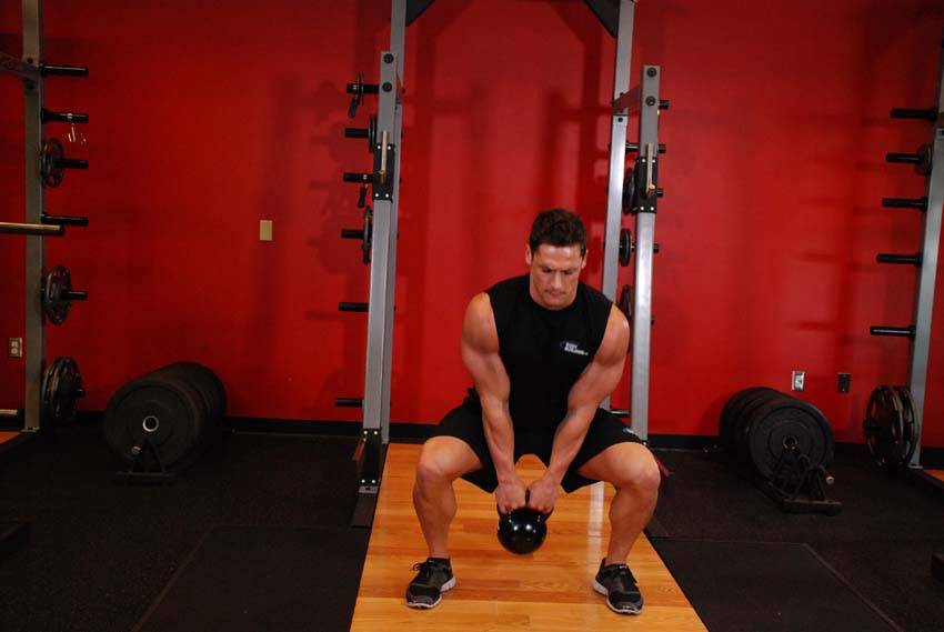 Open Palm Kettlebell Clean — başlangıç pozisyonu