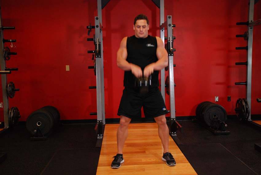 Open Palm Kettlebell Clean — bitiş pozisyonu