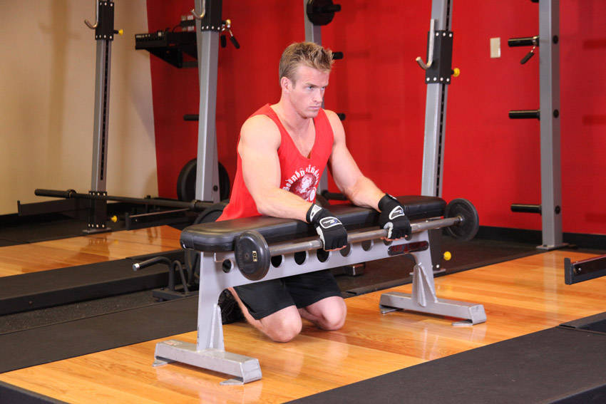 Palms-Down Wrist Curl Over A Bench — başlangıç pozisyonu