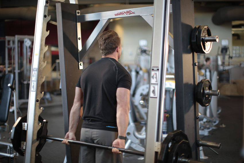 Smith Machine Behind the Back Shrug — başlangıç pozisyonu