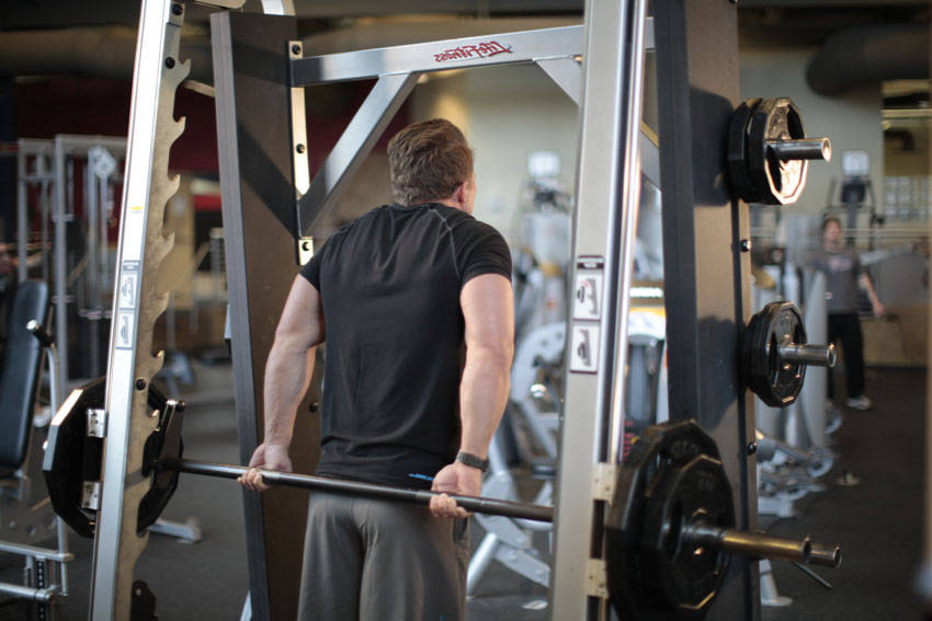 Smith Machine Behind the Back Shrug — bitiş pozisyonu