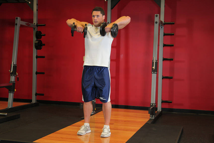 Standing Dumbbell Upright Row — başlangıç pozisyonu