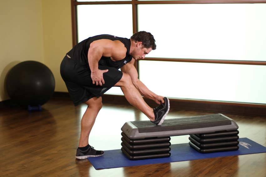 Standing Gastrocnemius Calf Stretch — başlangıç pozisyonu