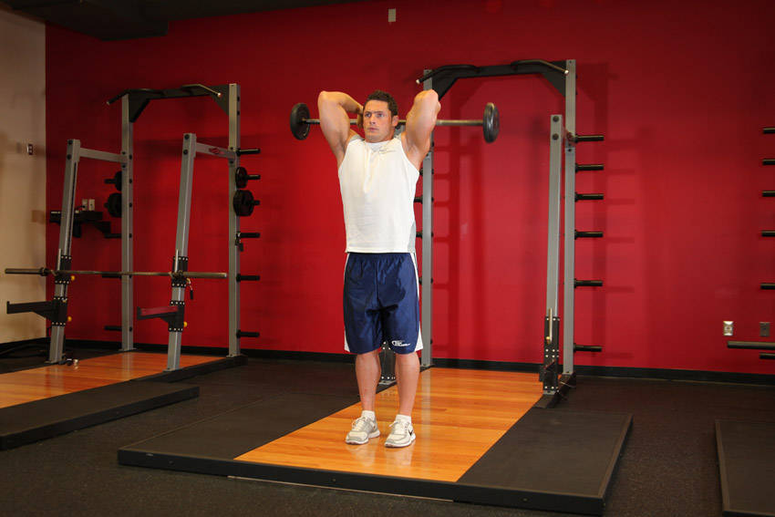 Standing Overhead Barbell Triceps Extension — başlangıç pozisyonu