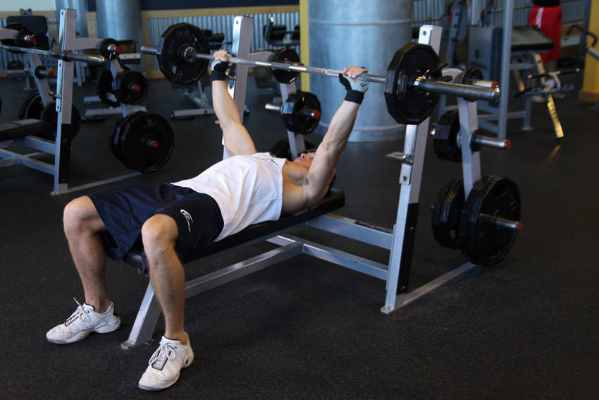 Wide-Grip Barbell Bench Press — başlangıç pozisyonu