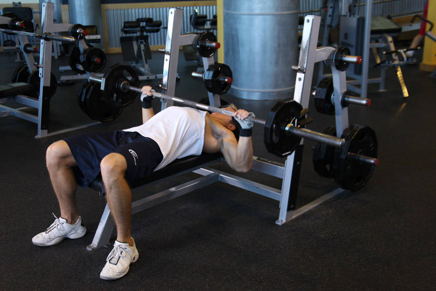 Wide-Grip Barbell Bench Press — bitiş pozisyonu