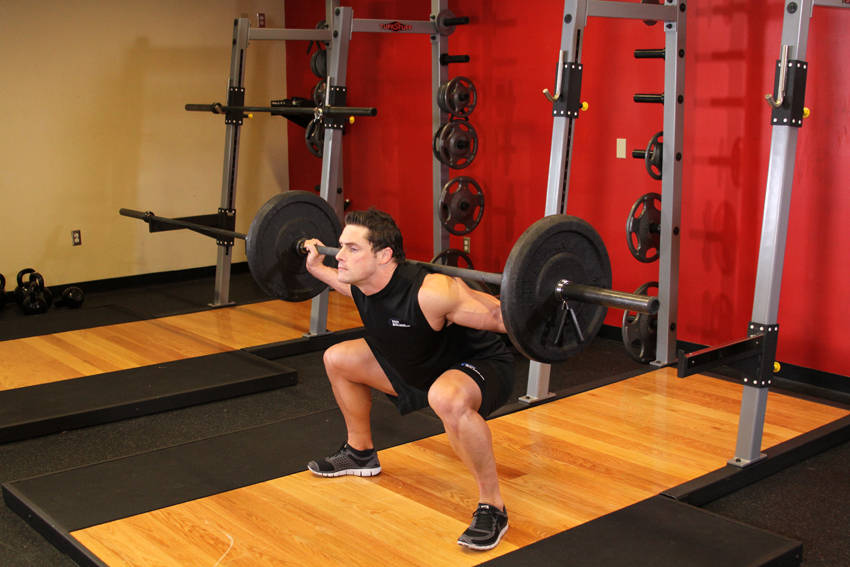 Wide Stance Barbell Squat — bitiş pozisyonu